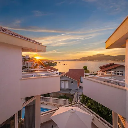 Modern Spacious Villa, 36 Sqm Pool, 70m To - Mediteran 特罗吉尔