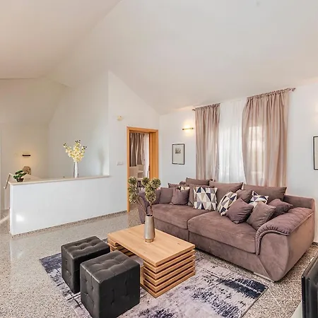 Modern Spacious Villa, 36 Sqm Pool, 70m To - Mediteran 别墅 特罗吉尔