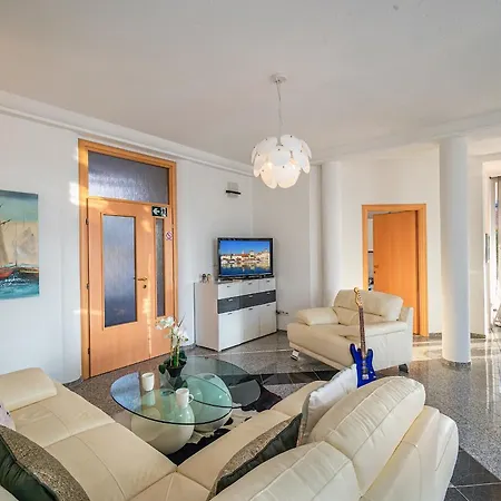 Modern Spacious Villa, 36 Sqm Pool, 70m To - Mediteran * 特罗吉尔
