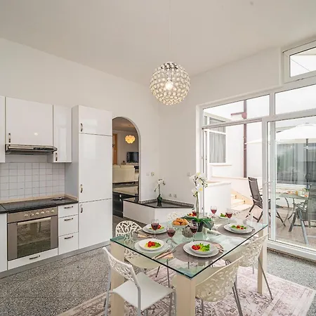 别墅 Modern Spacious Villa, 36 Sqm Pool, 70m To - Mediteran *