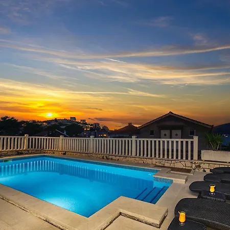 别墅 Modern Spacious Villa, 36 Sqm Pool, 70m To - Mediteran