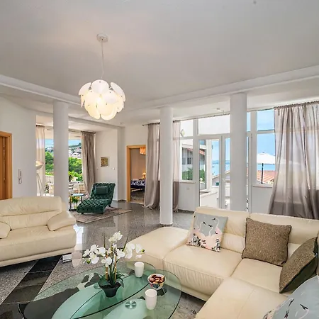 Modern Spacious Villa, 36 Sqm Pool, 70m To - Mediteran 别墅 *