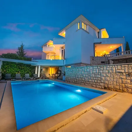 别墅 Modern Spacious Villa, 36 Sqm Pool, 70m To - Mediteran
