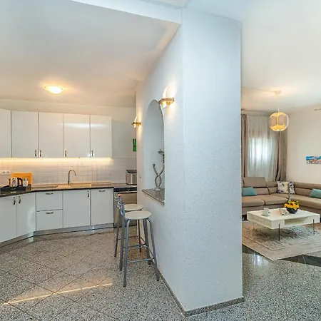 Modern Spacious Villa, 36 Sqm Pool, 70m To - Mediteran 别墅