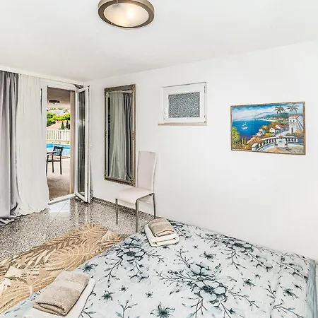 别墅 Modern Spacious Villa, 36 Sqm Pool, 70m To - Mediteran