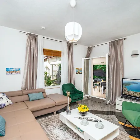 Modern Spacious Villa, 36 Sqm Pool, 70m To - Mediteran 特罗吉尔