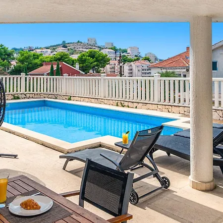 别墅 Modern Spacious Villa, 36 Sqm Pool, 70m To - Mediteran