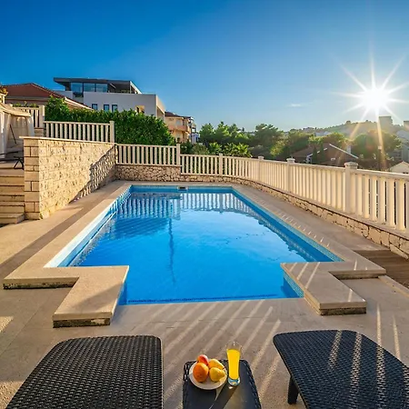 Modern Spacious Villa, 36 Sqm Pool, 70m To - Mediteran 别墅 *